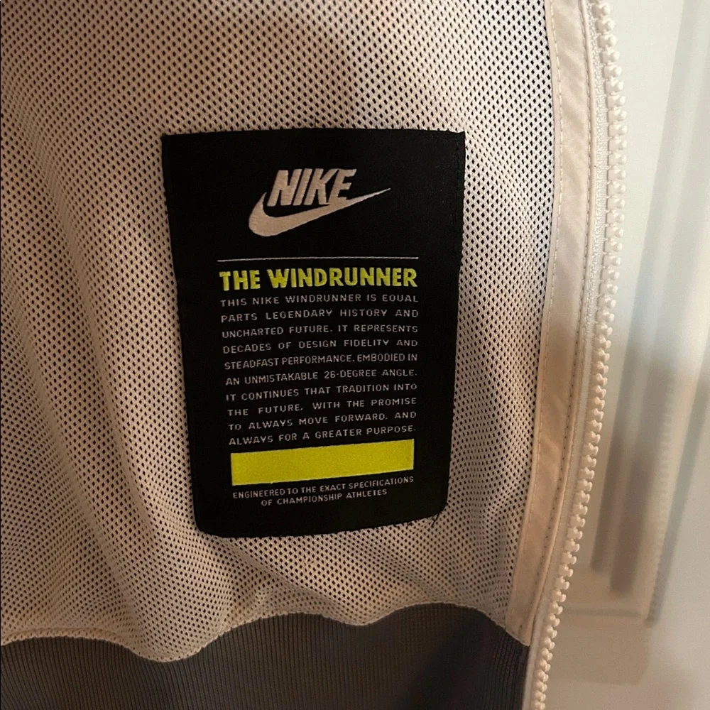 Nike Two-Tone Gray and Cream Jacket Windrunner - Picture 3 of 7